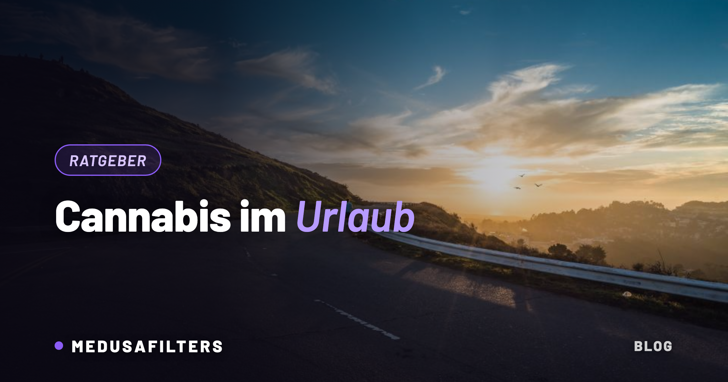 Straße im Sonnenuntergang – Ratgeber Cannabis im Urlaub: Flugzeug, Auto und Zug