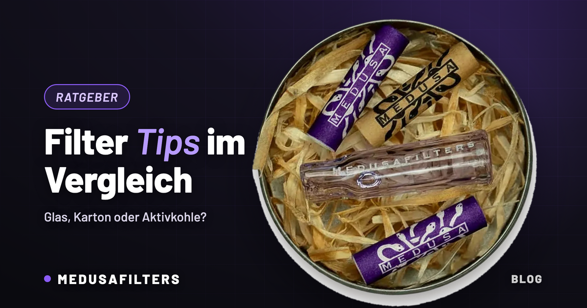 Filter Tips im Vergleich: Karton-Tip, Aktivkohlefilter und Glas-Tip von Medusafilters zusammen in einer Metalldose mit Holzwolle