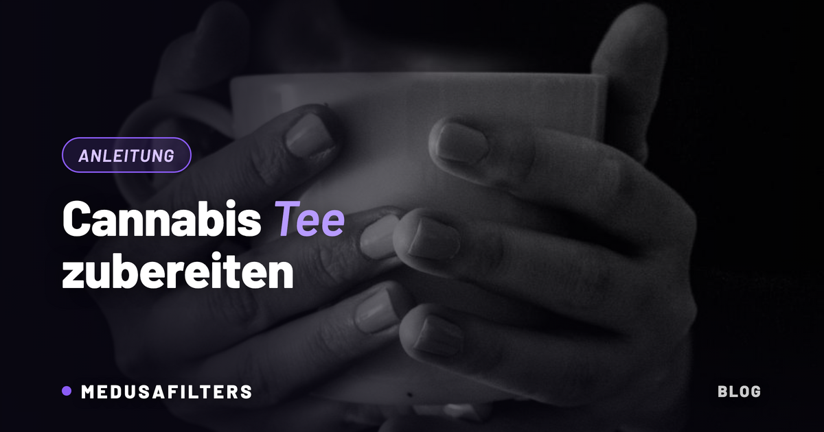 Cannabis Tee zubereiten: zwei Hände halten eine dampfende Teetasse vor dunklem Hintergrund