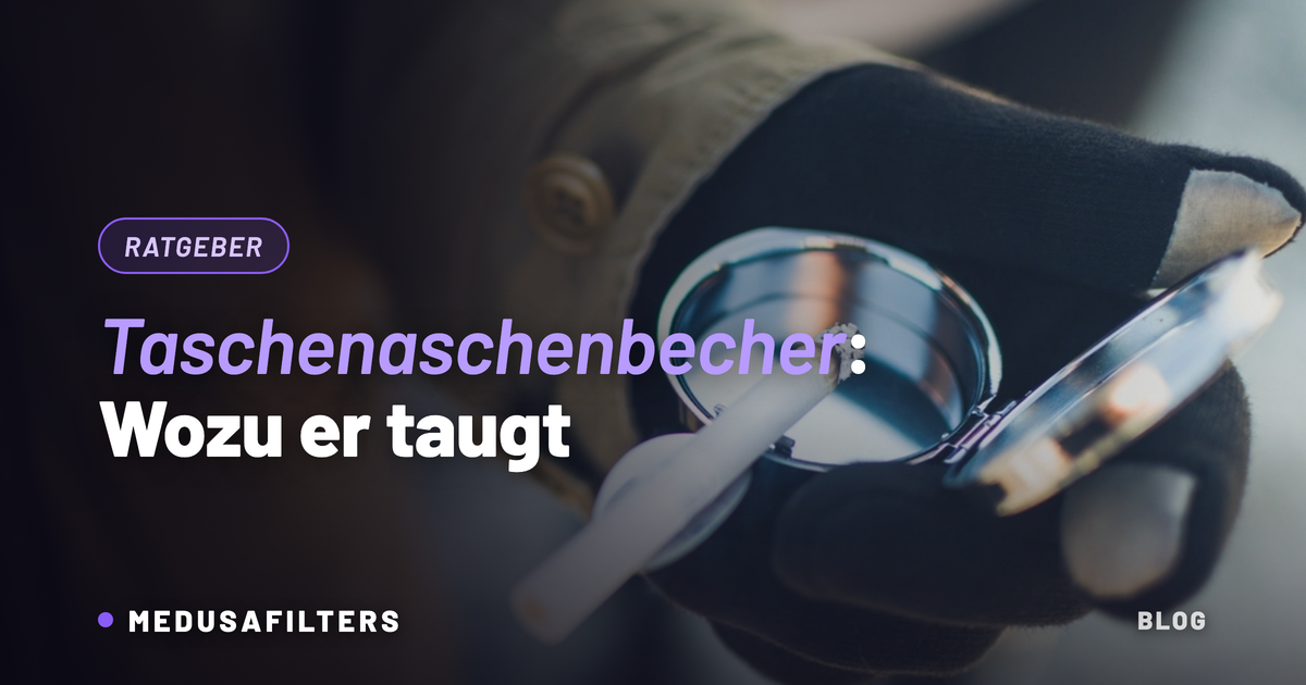 Taschenaschenbecher aus Metall, aufgeklappt in einer Hand mit Handschuh, draußen im Winter