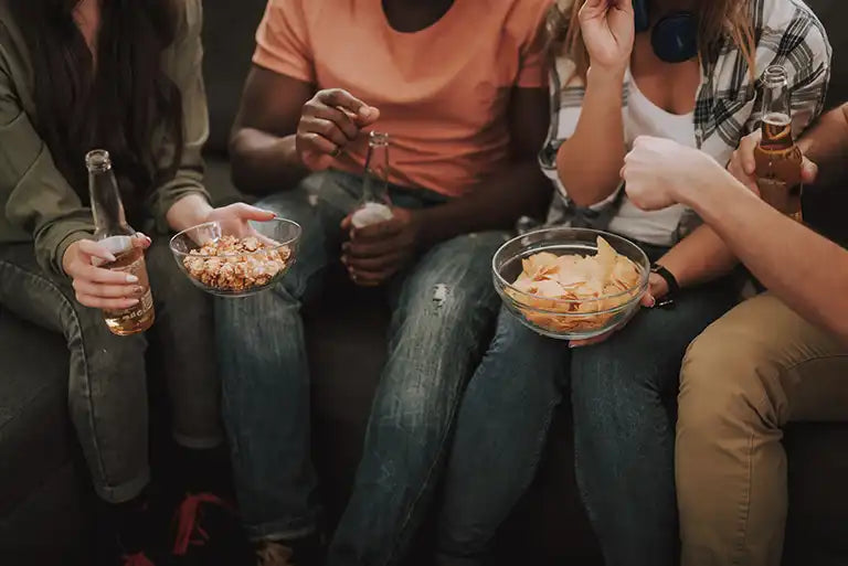 snacks getränke sofa gruppe