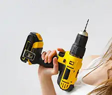gelber bohrer akkuschrauber hand
