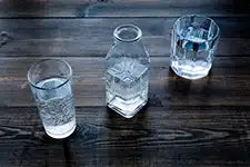 drei gläser mit wasser