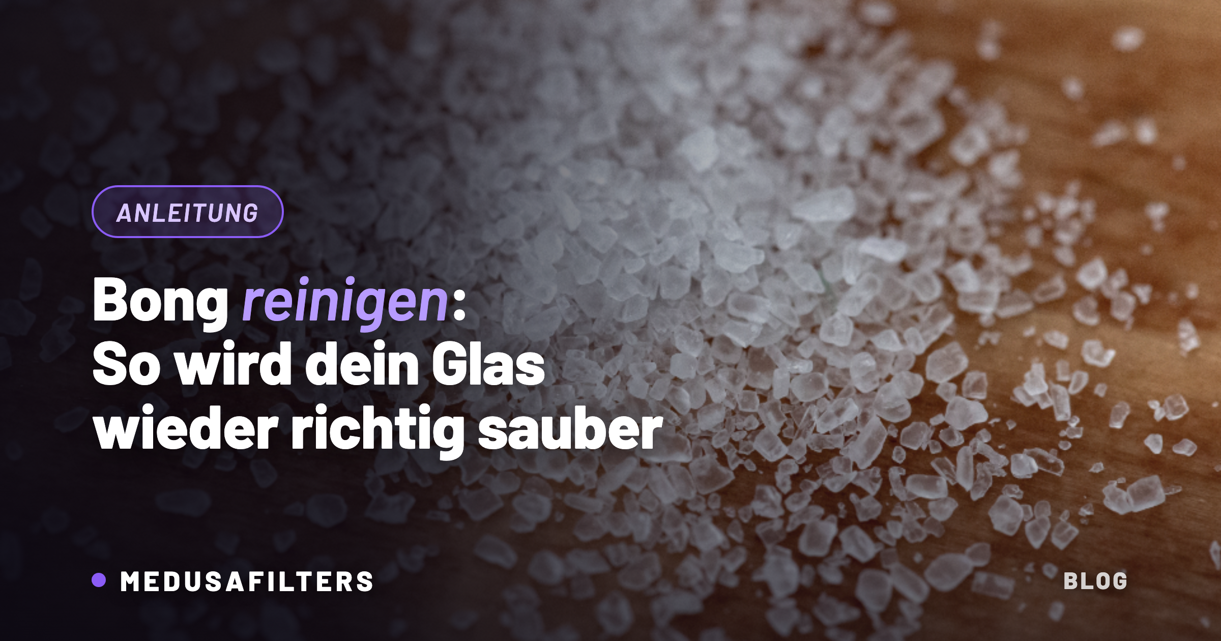 Grobes Salz auf Holz als Hausmittel zum Bong reinigen
