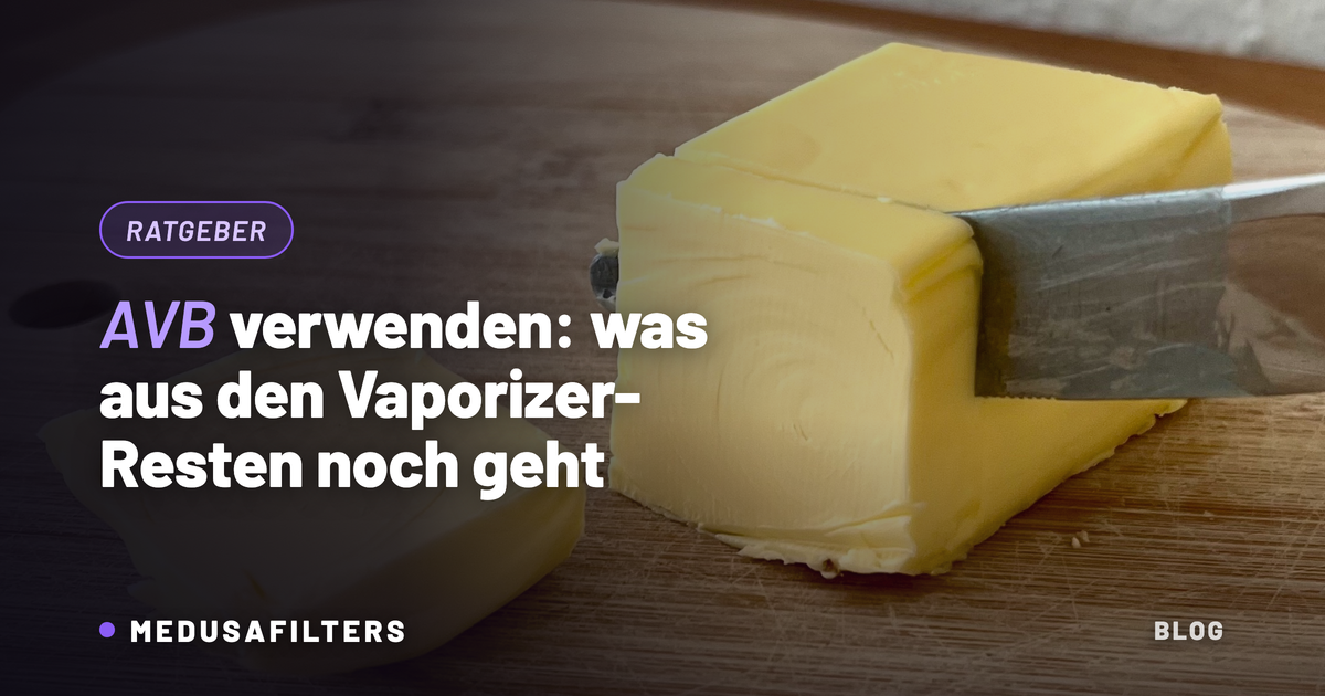 AVB verwenden: Butterblock auf Holzbrett als Basis für Edibles aus Vaporizer-Resten