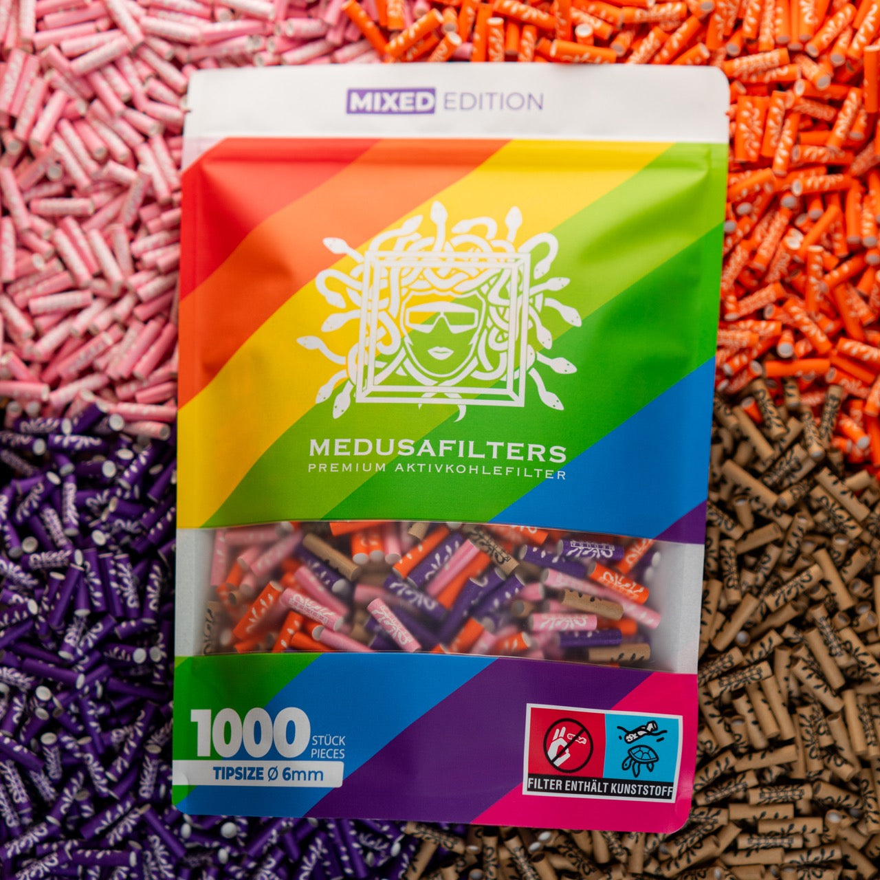 Medusafilters Premium Aktivkohlefilter mit Kokosnuss-Aktivkohle und veganen Fasercaps 1000er Packung MIXED Edition Tip Size 6 mm auf Aktivkohlefilter liegend