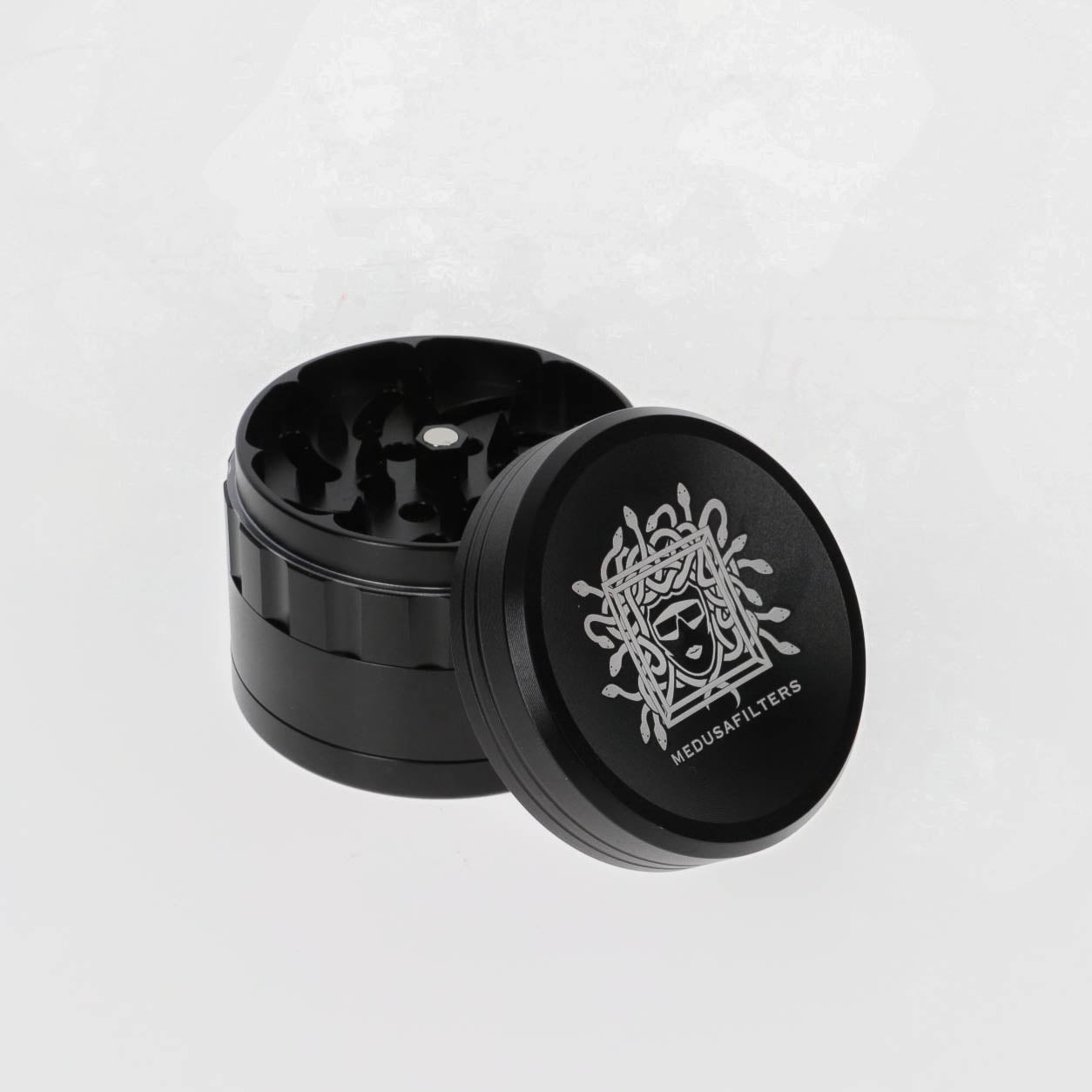 Medusafilters Spike Grinder aus eloxiertem Aluminium BLACK Edition