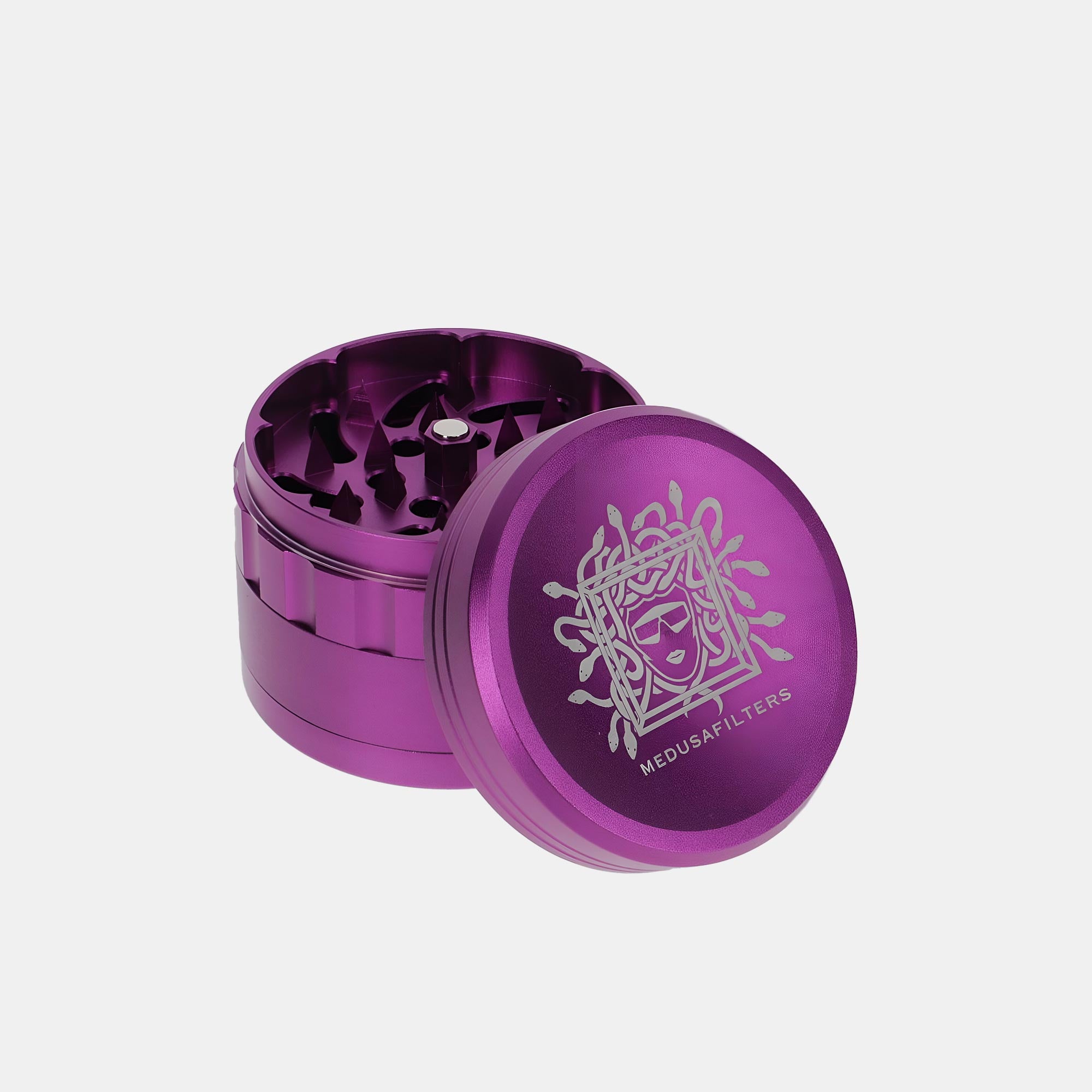 Medusafilters Spike Grinder aus eloxiertem Aluminium VIOLET Edition geöffnet mit Deckel