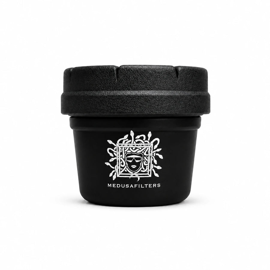 RE:STASH x Medusafilters Jar 4 OZ in Black mit schwarzem Außendeckel, geschlossen